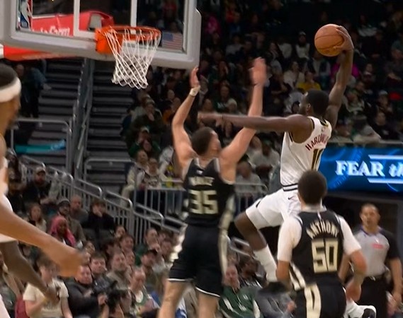 爱游戏APP-投不进就砸！哈达威冲筐面对补防单臂砸扣 字母哥替补席神情落寞